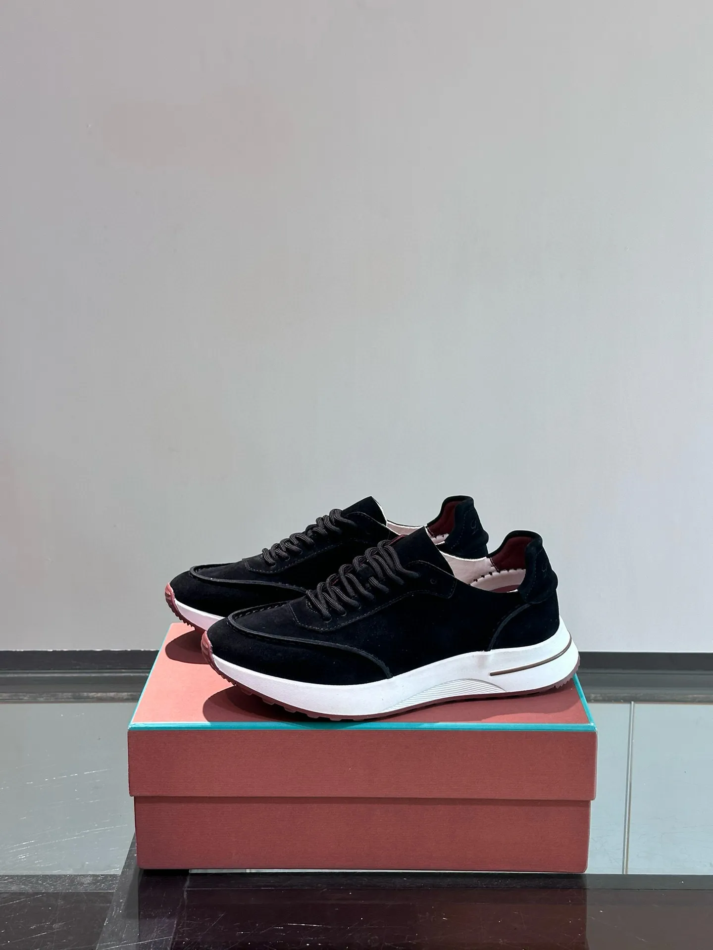 Factory price: 540💰Loro men's shoes💰iana niche Loro classic jogging shoes, men's lace-up casual shoes and sneakers, high-quality lightweight and comfortable fabrics, suitable for outdoor leisure, the color scheme is young and energetic, and it looks great with sportswear or casual suits! Size: 39-46 (customized sizes of 45 and 46 are non-refundable)